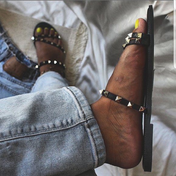 🆕️Summer Faves Collection// Black Strappy Sandal - Picture 4 of 5